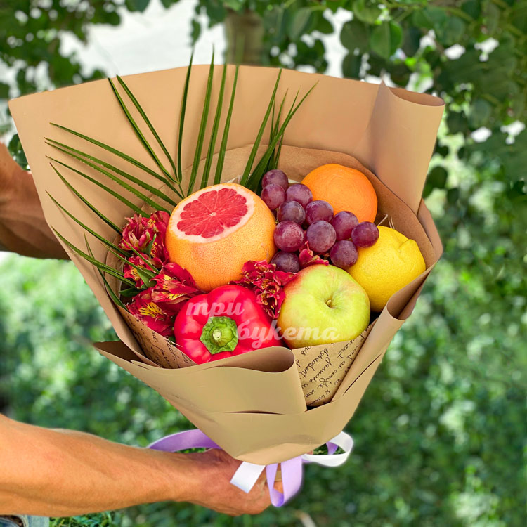 Букет из альстромерий и фруктов
