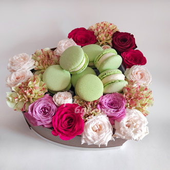 Коробочка сердце с 8 макарунами