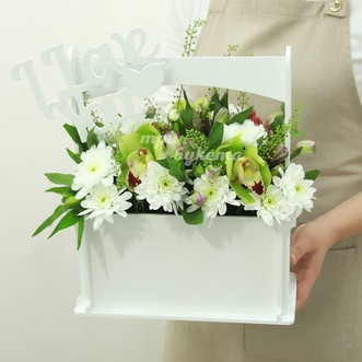 Композиция на 14 февраля из орхидей