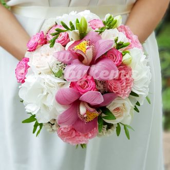 Букет невесты из гвоздик и орхидеи