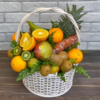Корзина с киви, апельсинами и манго