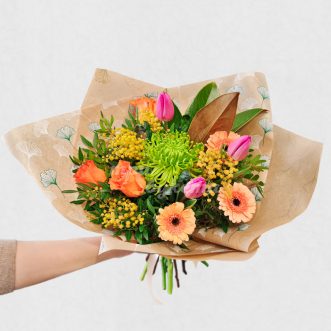 Букет из гербер, роз и тюльпанов