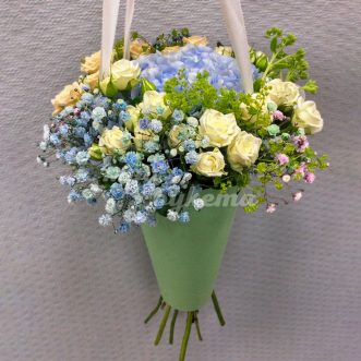 Гортензия и гипсофила в конусе