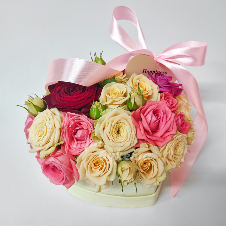 Композиция из роз в виде сердца (вид сбоку)