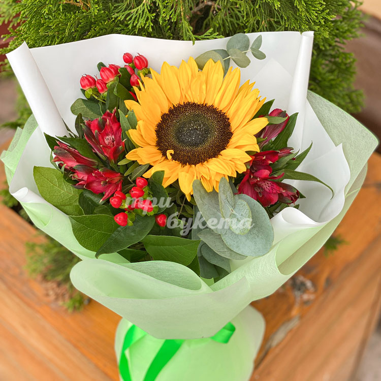 Букет из красных альстромерий с подсолнухом (на клумбе)