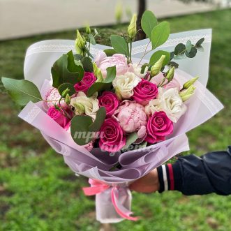Букет из розовых пионов и роз