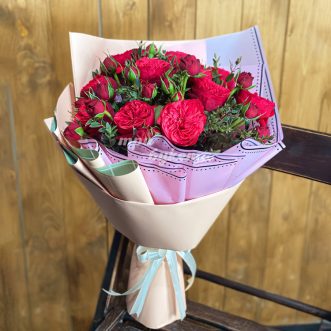 Букет из 7 алых пионовидных роз