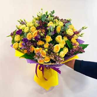 Букет желтых роз с эустомами и сиренью