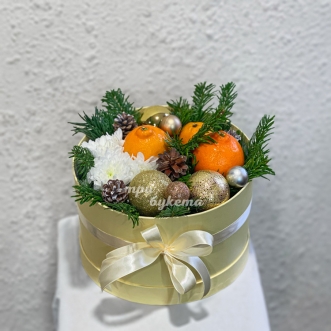 Новогодняя коробка с апельсинами и хризантемой