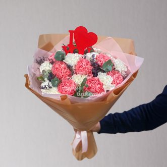 Белые и розовые гвоздики на 8 марта