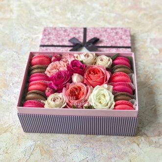 Коробка макарун и розовых роз на 8 марта