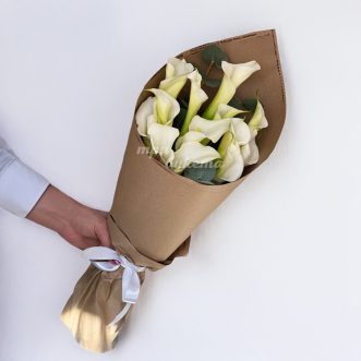 Букет белых калл с эвкалиптом в крафте