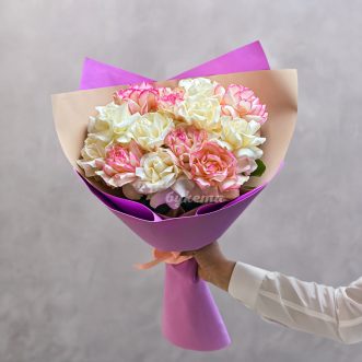 Букет розовых и белых французских роз